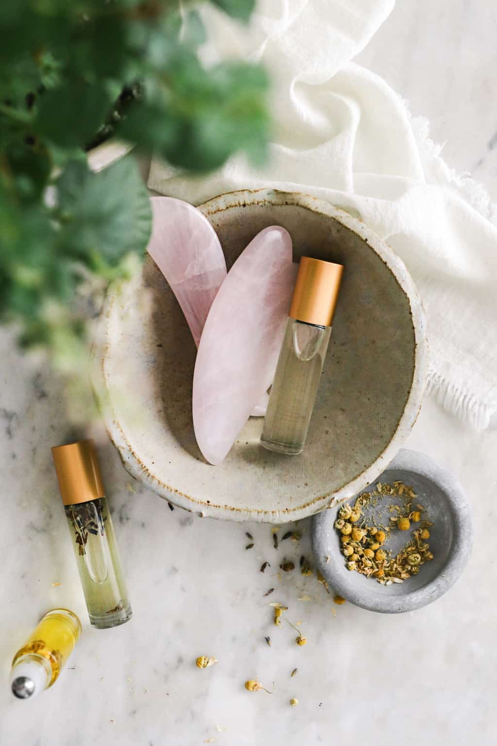 The way in which to Do Gua Sha Face Therapeutic therapeutic massage with Vital Oils (+ Blends for Every Pores and pores and skin Kind)